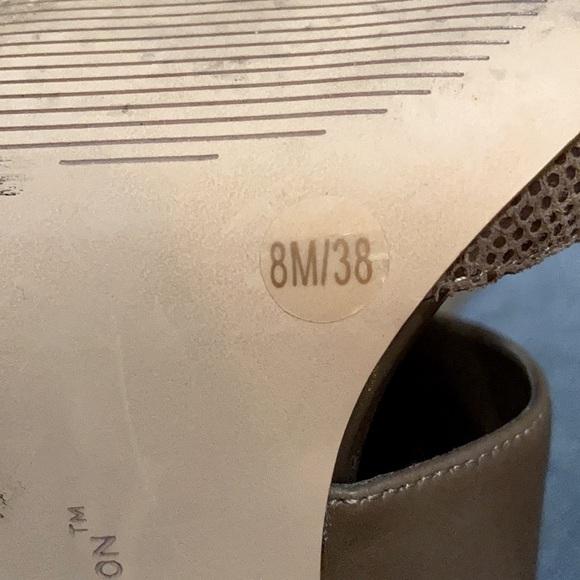 BCBG heels pointy closed toe snake embossed Leather Chase brown color size  8 - Picture 10 of 12